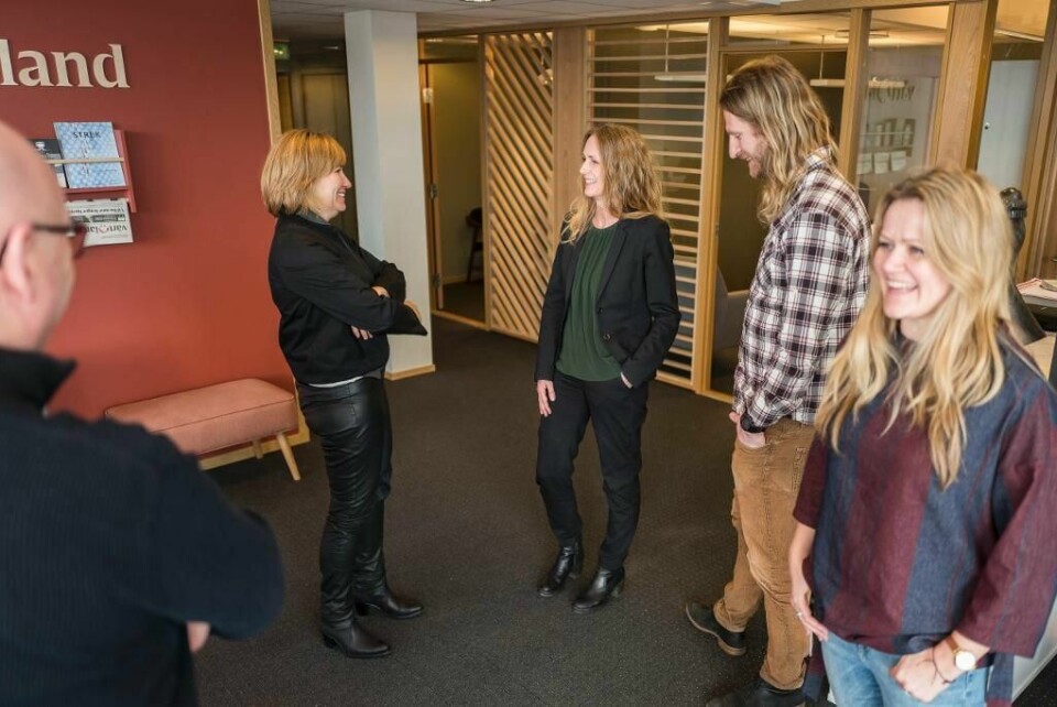 Designsjef Aud Gloppen (i midten) blir fra 1.september Vårt Lands hovedansvarlige for det visuelle uttrykket på alle plattformer. Her sammen med sjefredaktør Åshild Mathisen (t.v.), kulturredaktør Alf Kjetil Walgermo og kommersiell direktør Ingrid Erøy Fagervik.