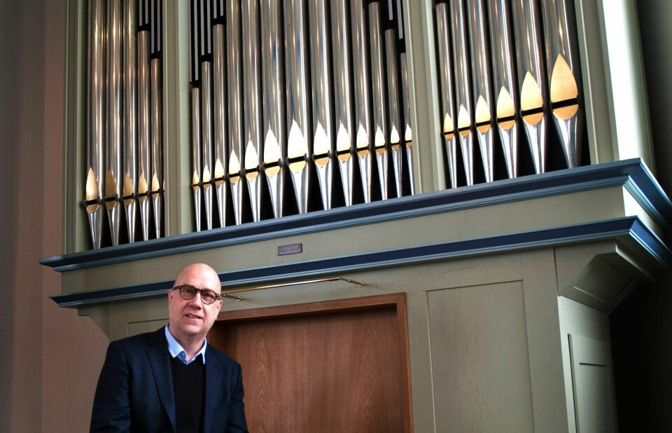 Kantor Abram Bezuijen er godt fornøyd med det det «nye» orgelet i Bakke kirke i Skotselv, som kommer fra en kirke i Rotterdam som nå er blitt tannlegeklinikk.