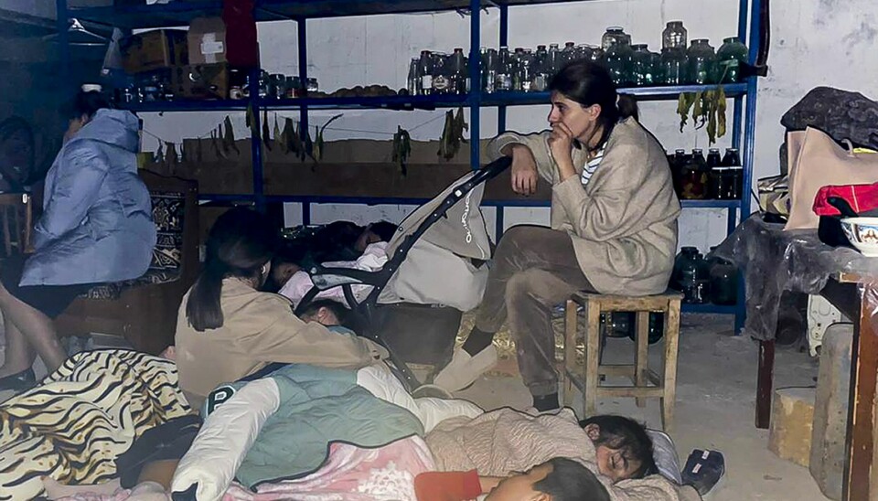 Sivile i tilfluktsrom i Stepanakert, Nagorno-Karabakhs største by. Foto: Siranush Sargsyan / AP / NTB Sivile søkte tilflukt under kamper i Stepanakert i Nagorno-Karabakh tirsdag, da Aserbajdsjan gikk inn i enklaven for å gjennomføre det myndighetene i Baku omtaler som en antiterroroperasjon. Foto: Siranush Sargsyan / AP / NTB