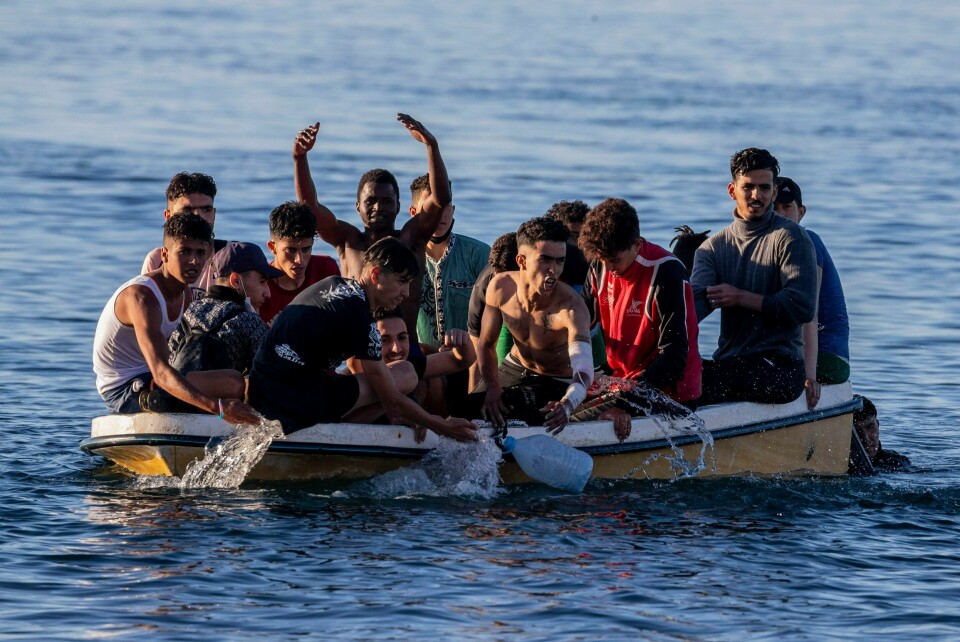 Stadig fleire flyktningar og migrantar prøver å ta seg over Middelhavet i skrøpelege farkostar, i håp om ei betre framtid i Europa. Illustrasjonsfoto: AP / NTB Stadig flere flyktninger og migranter forsøker å ta seg over Middelhavet i skrøpelige farkoster, i håp om en bedre framtid i Europa. Illustrasjonsfoto: AP / NTB