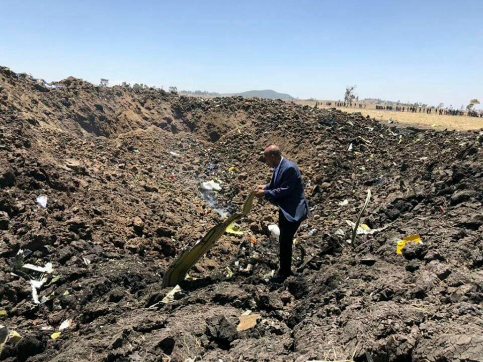 Ethiopian Arlines øverste leder inspiserer vrakrester etter flyet som styrtet like etter avgang søndag.