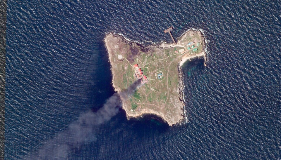 UKRAINA: Et satellittbilde av Slangeøya i Svartehavet tatt fredag viser tykk svart røyk etter det som skal ha vært et tidligere ukrainsk droneangrep mot russiske mål. Lørdag hevder ukrainske myndigheter at de har senket et nytt russisk marinefartøy ved øya og ødelagt luftvernsystemer. Et satellittbilde av Slangeøya i Svartehavet tatt fredag viser tykk svart røyk etter det som skal ha vært et tidligere ukrainsk droneangrep mot russiske mål. Lørdag hevder ukrainske myndigheter at de har senket et nytt russisk marinefartøy ved øya og ødelagt luftvernsystemer. Foto: Planet Labs PBC / AP / NTB