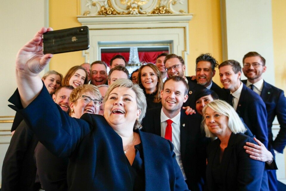 Generalsekretær i Kirkens Nødhjelp, Dagfinn Høybråten, er ikke imponert over regjeringens samlede innsats for å nå bærekraftsmålene. Bildet viser statsminister Erna Solberg som tar en «selfie» med resten av regjeringen. Siden bildet ble tatt er noen av statsrådene byttet ut.