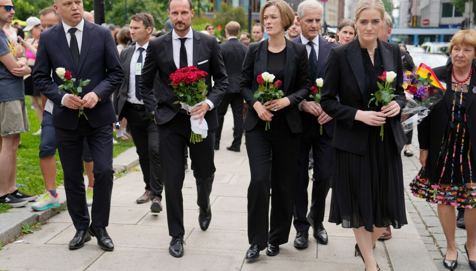 STATSRÅD: Verken finansminister Trygve Slagsvold Vedum, kultur- og likestillingsminister Anette Trettebergstuen, statsminister Jonas Gahr Støre eller justisminister Emilie Enger Mehl deltar på mandagens pride-markering. Her besøker de åstedet for skytingen ved London pub sammen med kronprins Haakon lørdag. Kultur- og likestillingsminister Anette Trettebergstuen (Ap) beskriver stemningen i Oslo sentrum som «tynget og sterk» lørdag ettermiddag. Her er hun på vei for å legge ned blomster ved åstedet sammen med kronprins Haakon, finansminister Trygve Slagsvold Vedum (Sp), statsminister Jonas Gahr Støre (Ap), justisminister Emilie Enger Mehl (Sp) og ordfører Marianne Borgen (SV). Foto: Javad Parsa / NTB