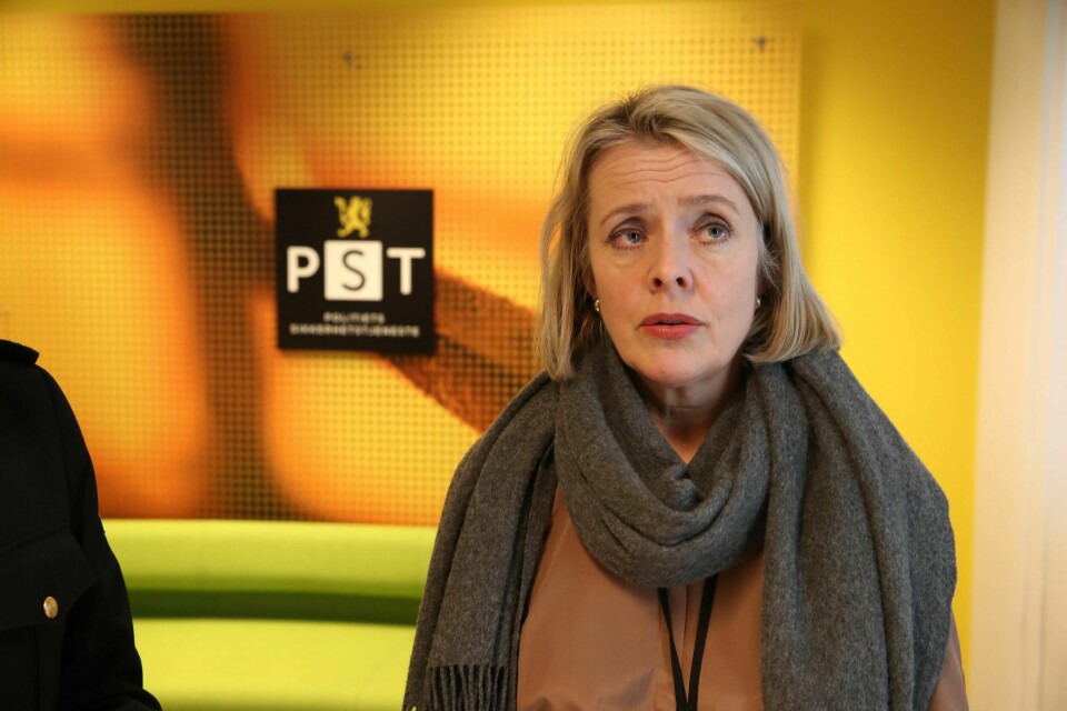 PST-sjef Benedicte Bjørnland sier de høyreekstreme har overraskende lik bakgrunn som folk som er blitt radikalisert inn i ekstreme islamistiske miljøer.