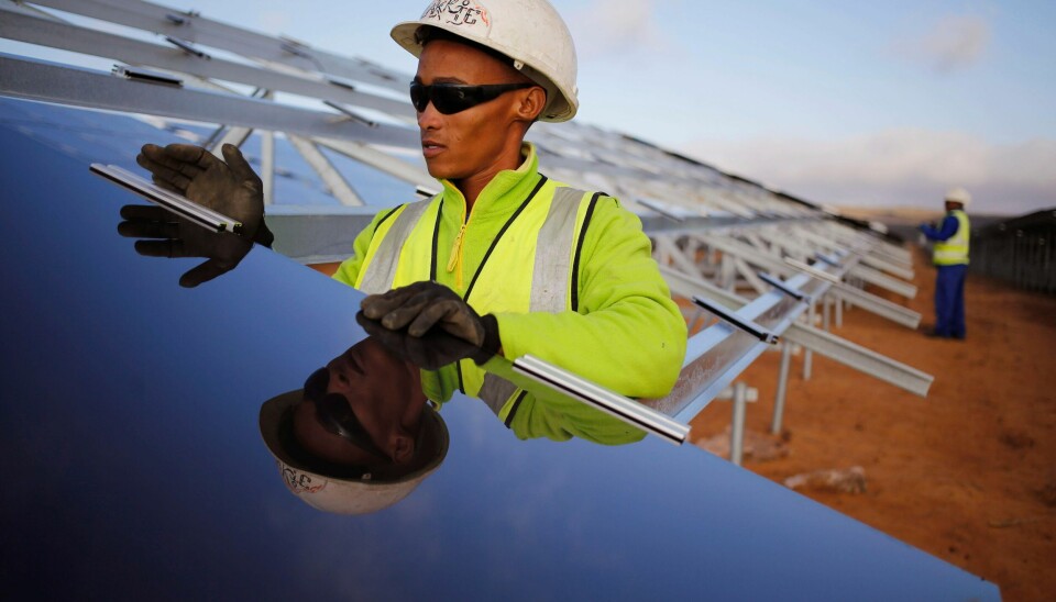Afrika må skape én million nye arbeidsplasser hver eneste måned fram mot 2030 for å unngå at arbeidsledigheten skal øke. Her monteres paneler i en solarpark utenfor kystbyen Lamberts Bay i Sør-Afrika.
