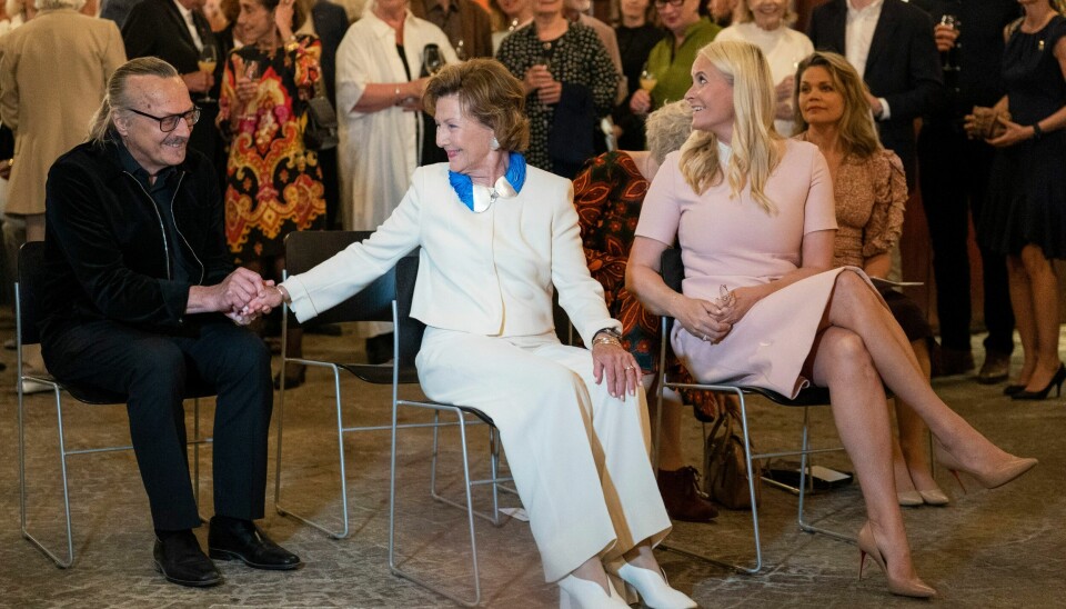 Sune Nordgren, dronning Sonja og kronprinsesse Mette-Marit under opninga av utstillinga «Åpne dører» i Dronning Sonja Kunststall onsdag. Her blir vist meir enn 100 verk frå dronning Sonjas kunstsamling. Foto: Håkon Mosvold Larsen / NTB Sune Nordgren, dronning Sonja og kronprinsesse Mette-Marit under åpningen av utstillingen «Åpne dører» i Dronning Sonja Kunststall onsdag. Her vises mer enn 100 verk fra dronning Sonjas kunstsamling. Foto: Håkon Mosvold Larsen / NTB