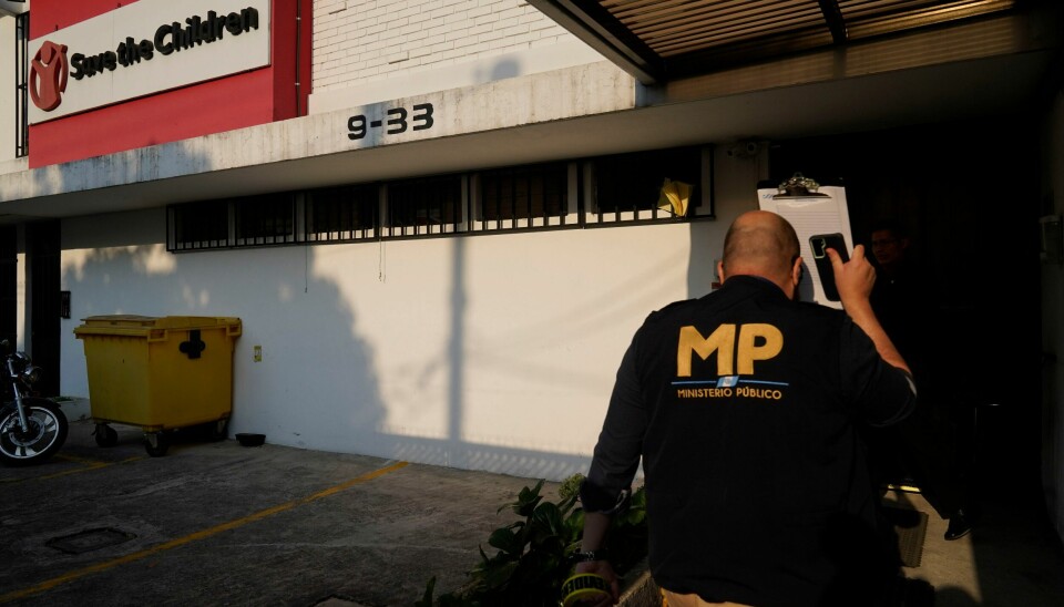 En ansatt i påtalemyndigheten på vei inn i Redd Barnas hovedkontor i Guatemala by under en razzia torsdag. Foto: Moises Castillo / AP / NTB En ansatt i påtalemyndigheten på vei inn i Redd Barnas hovedkontor i Guatemala by under en razzia torsdag. Foto: Moises Castillo / AP / NTB