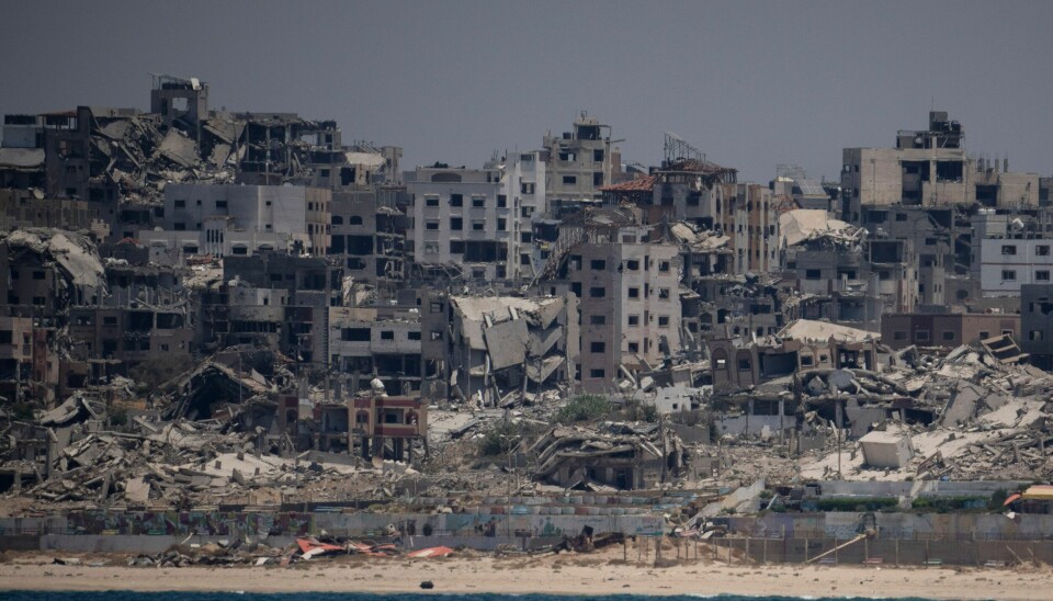 Ødelagte bygninger på Gazastripen sett fra Middelhavet etter nesten 9 måneder med krig. Foto: Leo Correa / AP / NTB Ødelagte bygninger langs kysten av Gazastripen fotografert tirsdag. Foto: Leo Correa / AP / NTB