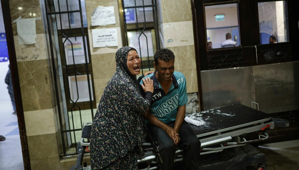 Palestinere i sorg etter at et familiemedlem ble drept torsdag. Bildet er fra et sykehus i Khan Younis. Palestinere i sorg etter at et familiemedlem ble drept torsdag. Bildet er fra et sykehus i Khan Younis. Foto: Jehad Alshrafi / AP / NTB