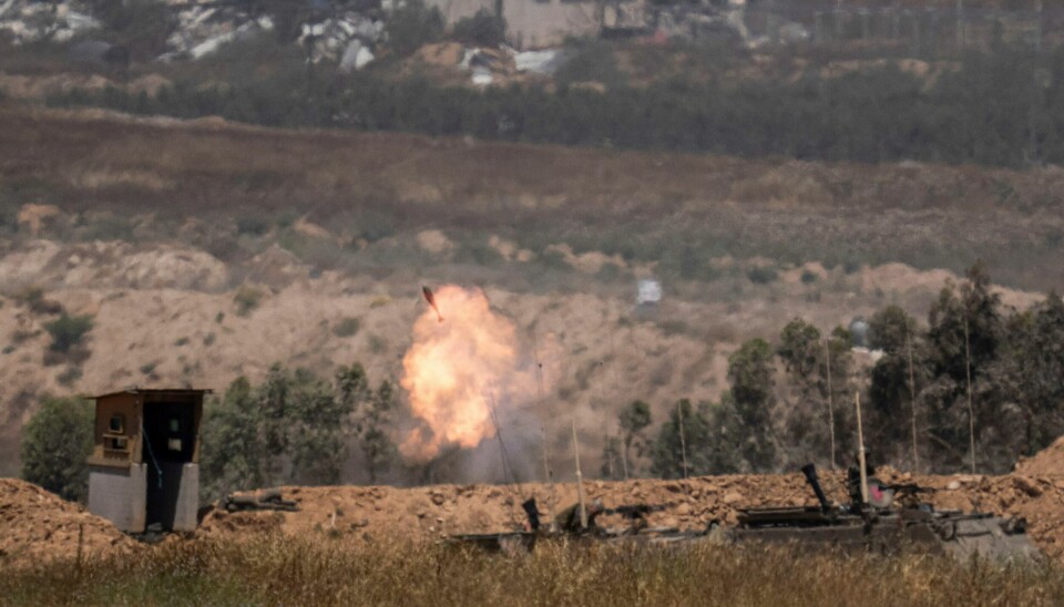 Israelske soldater sender artillerigranater mot Gazastripen. Minst 34.183 palestinere er drept på Gazastripen siden oktober, ifølge helsemyndighetene der. Foto: Ohad Zwigenberg / AP / NTB Israelske soldater sender artillerigranater mot Gazastripen. Minst 34.183 palestinere er drept på Gazastripen siden oktober, ifølge helsemyndighetene der. Foto: Ohad Zwigenberg / AP / NTB