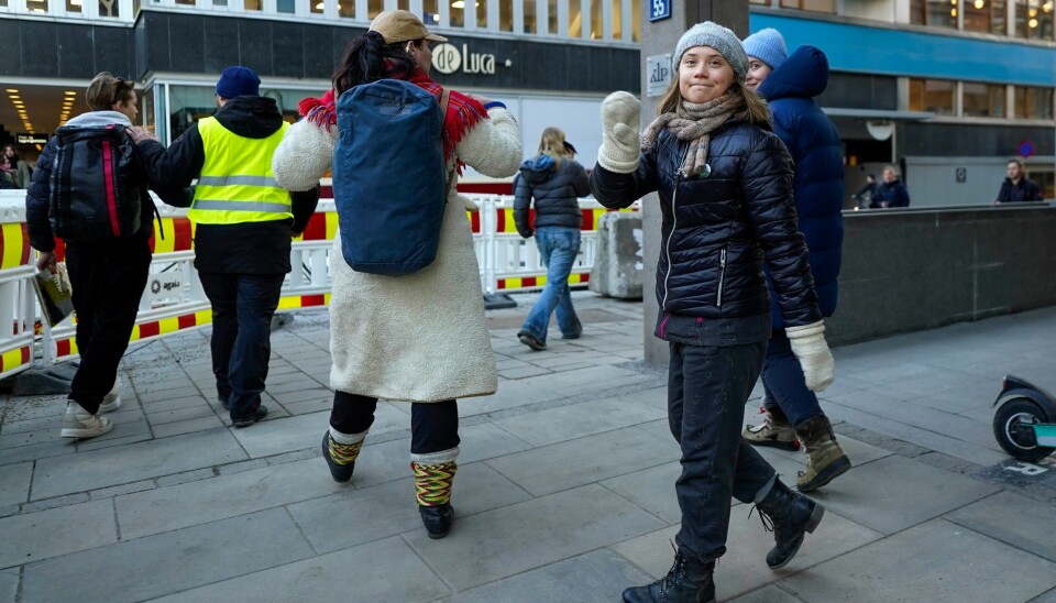 Greta Thunberg forlater aksjonen utenfor Olje- og energidepartementet (OED) mandag ettermiddag. Foto: Håkon Mosvold Larsen / NTB Greta Thunberg forlater aksjonen utenfor Olje- og energidepartementet (OED) mandag ettermiddag. Foto: Håkon Mosvold Larsen / NTB