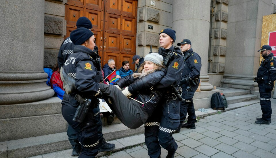 Greta Thunberg og aksjonistene ble båret bort da de demonstrerer onsdag utenfor Klima- og miljødepartementet inngang og flere andre departementer i protest mot at vindturbinene på Fosen, som Høyesterett har sagt at er ulovlige, ikke er revet. Greta Thunberg og aksjonistene ble båret bort da de demonstrerer onsdag utenfor Klima- og miljødepartementet inngang og flere andre departementer i protest mot at vindturbinene på Fosen, som Høyesterett har sagt at er ulovlige, ikke er revet. .Foto: Javad Parsa / NTB