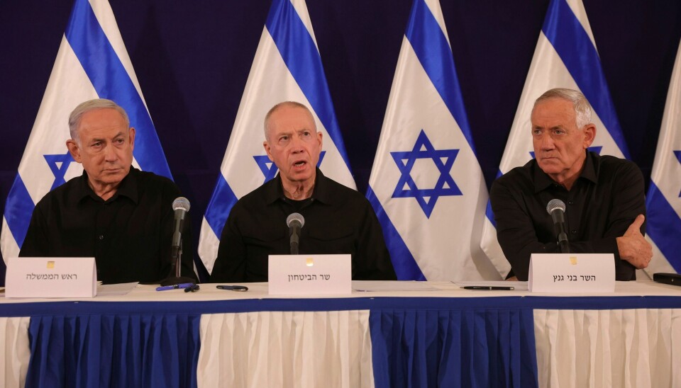 Norske jurister klager statsadvokatembetets henleggelse av anmeldelsen mot israelske ledere for krigsforbrytelser inn for Riksadvokaten. Gruppene utvider samtidig anmeldelsen mot Israels forsvarsminister Yoav Gallant (i midten) og tidligere forsvarsminister Benny Gantz (til høyre) til også å gjelde folkemord. Til venstre sitter statsminister Benjamin Netanyahu. Også forsvarssjef Herzi Halevi er omfattet av anmeldelsen. Foto: Abir Sultan / Pool Photo via AP / NTB Statsminister Benjamin Netanyahu (t.v.) fastholder at USA holder tilbake lovet våpenstøtte til Israel, men sier at striden snart vil bli løst. Søndag satte forsvarsminister Yoav Gallant (i midten) seg på flyet til Washington. Tidligere forsvarssjef Benny Gantz (t.h.) trakk seg nylig fra Netanyahus krigskabinett. Foto: AP / NTB