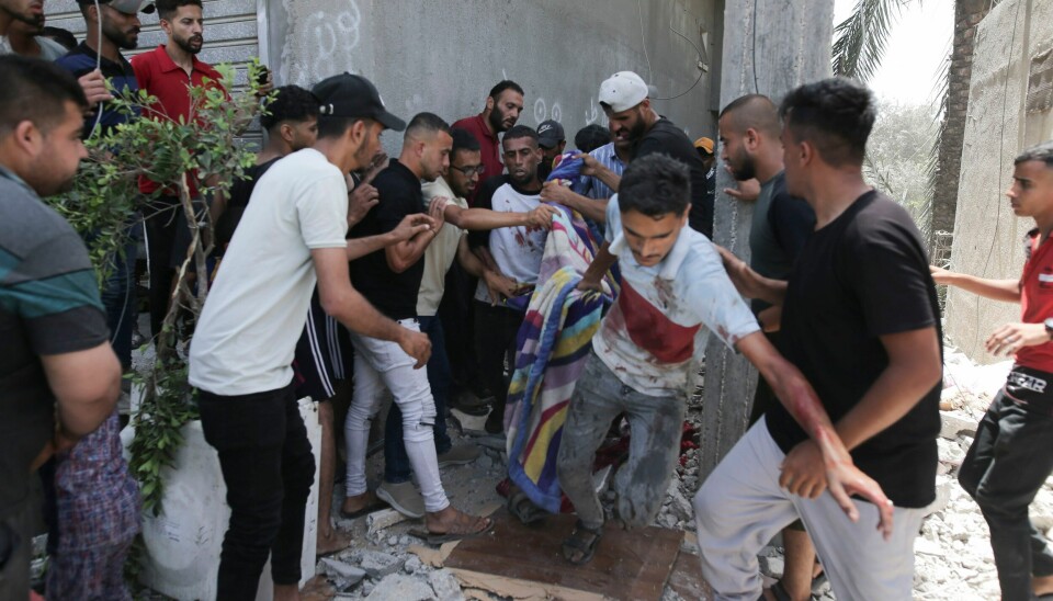ANGREP: En såret palestiner evakueres etter angrepet. En såret palestiner evakueres etter angrepet. Foto: Jehad Alshrafi / AP / NTB