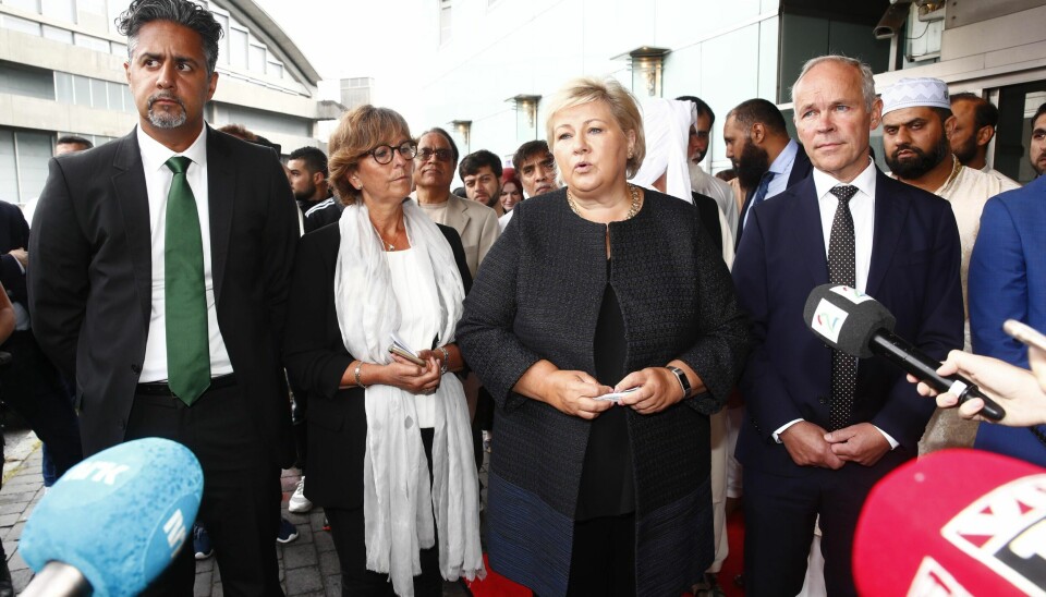 Menigheten i Al-Noor Islamic Centre i Bærum samlet til Eid på Thon hotel i Sandvika. Fra venstre Abid Raja, ordfører Lisbeth Hammer Krogg, Erna SOlberg og Jan Tore Sanner.