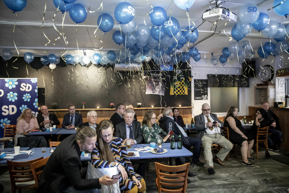 Da Sverige ble kastet ut i politisk kaos: Valgvaken til Sverigedemokratenes lokallag i Södertälje, sør for Stockholm. Natten da Sverigedemokratene gjorde et dårligere valg enn forventet, men samtidig satte Sverige på hold fordi ingen ville ha dem med inn i Riksdagen. Foto: Jan Johansen