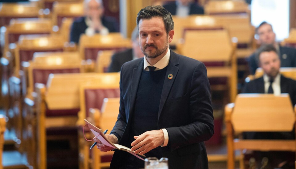 Utviklingsminister Dag-Inge Ulstein (KrF) ble grillet i Stortingets muntlig spørretime onsdag om hvorfor han ikke har uttalt seg om og fordømt USAs nye kutt i støtte til organisasjoner som driver med abortveiledning.