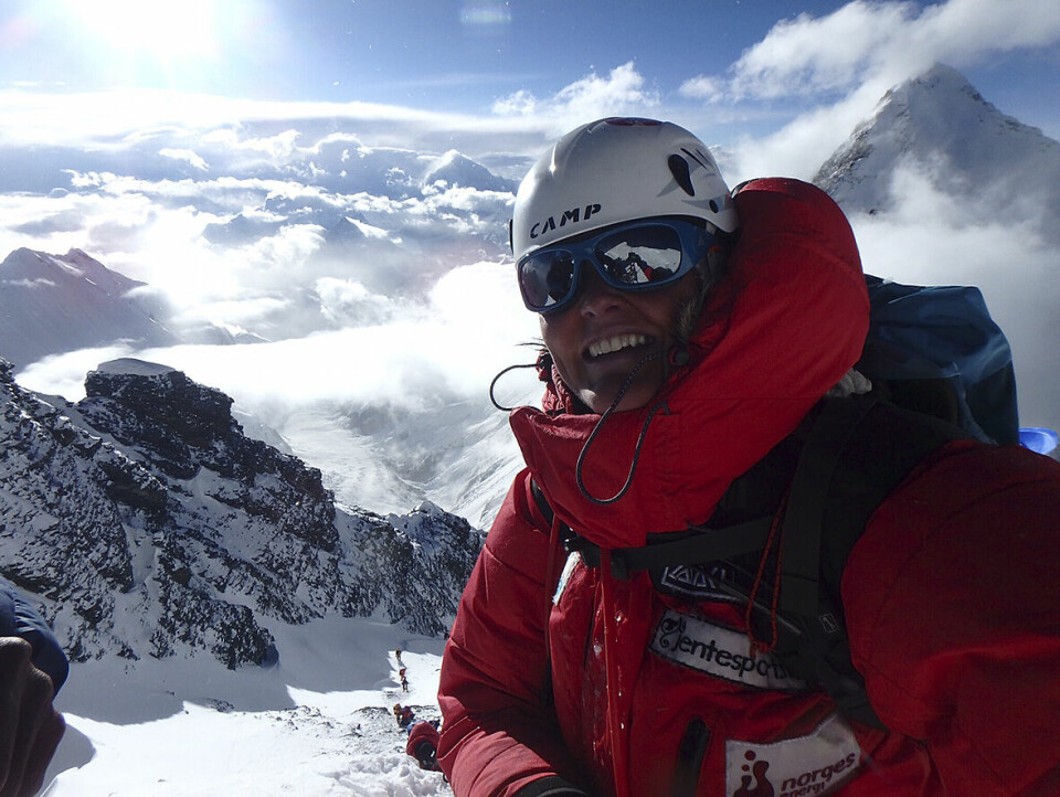 Sefland på toppen av 8.516 meter høye Lhotse, det fjerde høyeste fjellet i verden. Mount Everest ser vi bak henne til høyre. Begge foto: Privat