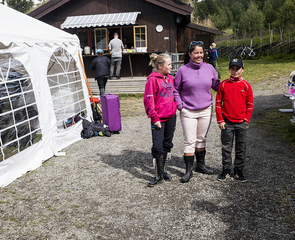Frivillig Marita Aanekre med barna Nora (14) og Eskil (12).