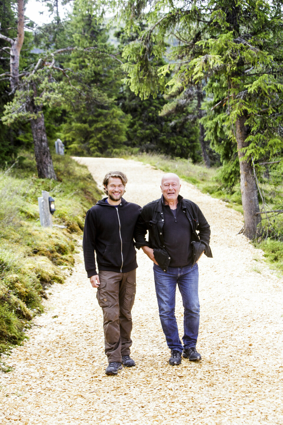 – Hadde ingen vært som Peer, hadde vi fremdeles sittet rundt leirbålet og flikket på tømmerstokker, og fulgt de samme reglene for bestandig, mener Nils Ole Oftebro (t.h.), her med sønnen Jakob.