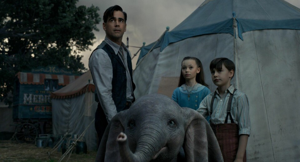 Sirkuselefanten Dumbo omgitt av pappa Holt (Colin Farrell) og barna Milly (Nico Parker) og Joe (Finley Hobbins).