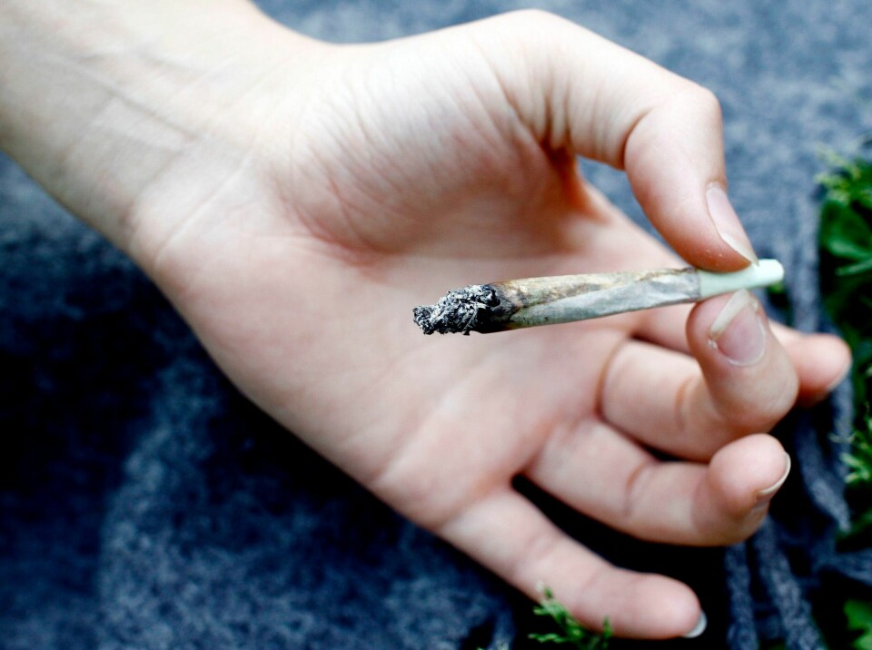 Om du blir tatt og straffet for å røyke en joint, skal saken heretter bli slettet fra rullebladet etter tre år. Foto: Sara Johannessen Meek / NTB Om du blir tatt og straffet for å røyke en joint, skal saken heretter bli slettet fra rullebladet etter tre år. Foto: Sara Johannessen Meek / NTB