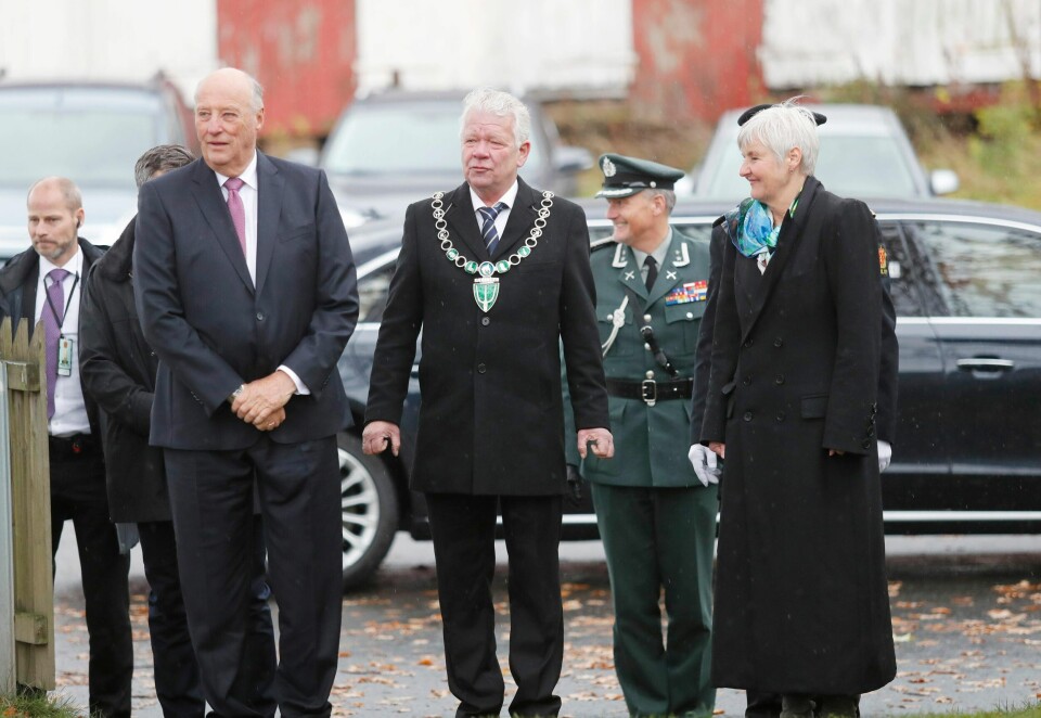 Valgerd Svarstad Haugland er i dag fylkesmann i Oslo og Viken, 1. januar blir ho statsforvaltar - her saman med kong Harald og Rælingen-ordførar Øivind Sand på Rælingen bygdetun.