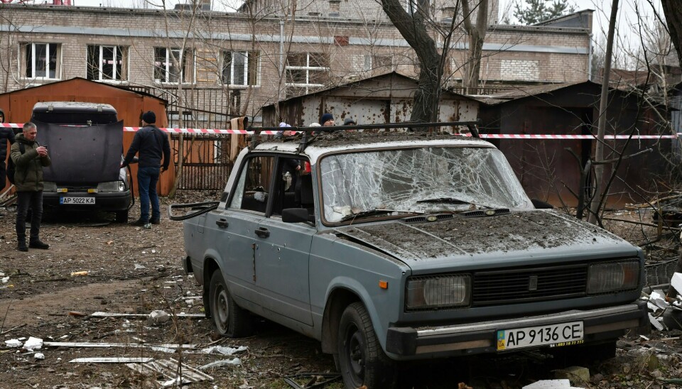 «Hvor bekymret er du for følgende internasjonale kriser?» spurte Norstat et utvalg nordmenn. Med bildene som daglig kommer fra Ukraina, er det kanskje ikke rart at flest svarer «krig og konflikt». Bildet er tatt Zaporizjzja 16. januar etter et russisk rakettangrep. «Hvor bekymret er du for følgende internasjonale kriser?» spurte Norstat et utvalg nordmenn. Med bildene som daglig kommer fra Ukraina, er det kanskje ikke rart at flest svarer «krig og konflikt». Bildet er tatt Zaporizjzja 16. januar etter et russisk rakettangrep. Foto: AP Photo / Andriy Andriyenko / NTB
