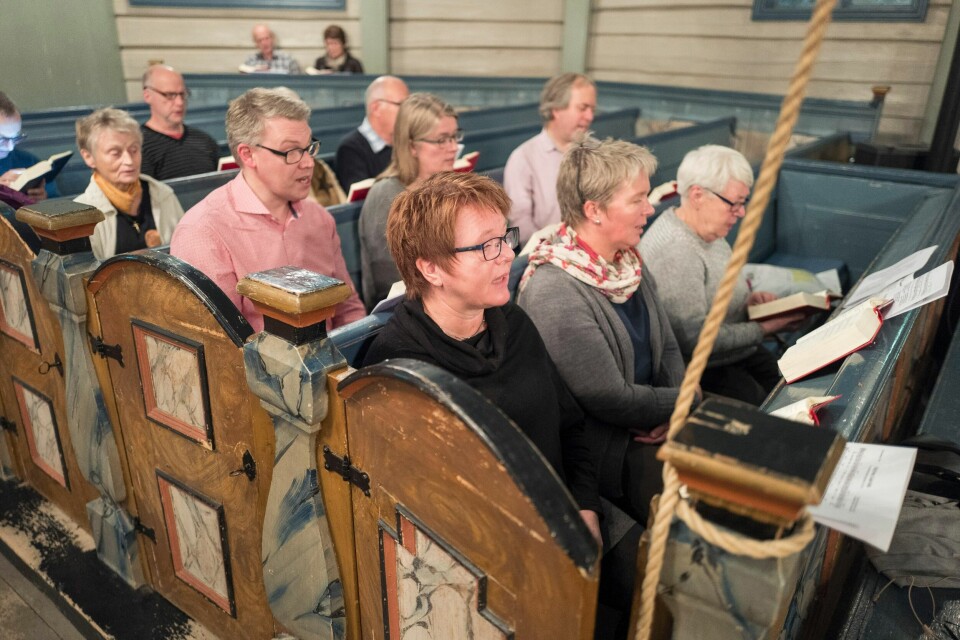 «Jeg skulle bare så inderlig ønske jeg kunne synge med, for de fleste salmene går litt for høyt i toneleie for meg», skriver Marit Espelund. Bildet viser en salmekveld i Klæbu kirke.