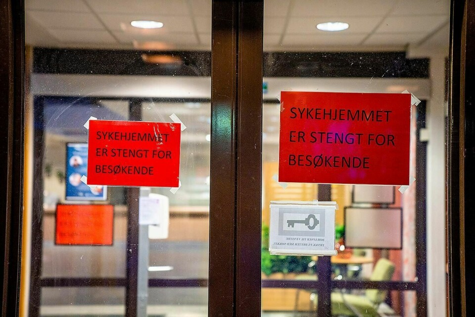 På Langerud sykehjem i Oslo har gjort som sykehjem over hele landet – innført besøksforbud. 17 sykehjem i hovedstaden har smitte. Den kom med de ansatte.