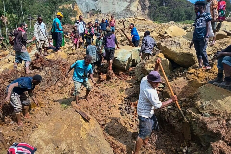 LETING: Leting etter overlevende i landsbyen Yambali i Papua Ny-Guinea søndag. Bildet viser leting etter overlevende i landsbyen Yambali i Papua Ny-Guinea søndag. Foto: IOM / AP / NTB