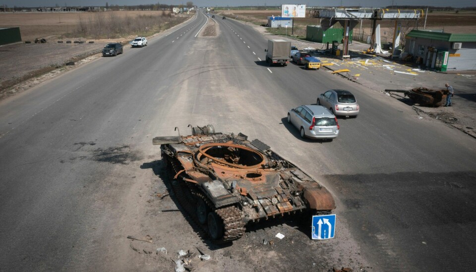 En ødelagt russisk stridsvogn i utkanten av Ukrainas hovedstad Kyiv. Foto: AP / NTB En ødelagt russisk stridsvogn i utkanten av Ukrainas hovedstad Kyiv. Foto: AP / NTB