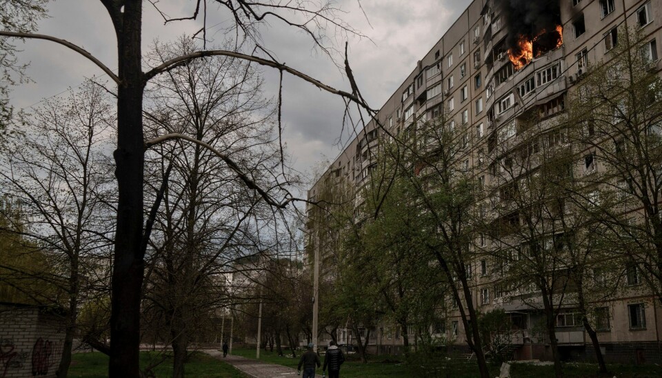 ØDELEGGELSER: To personer går forbi et boligbygg i Kharkiv som ble truffet i et angrep fredag. To personer går forbi et boligbygg i Kharkiv som ble truffet i et angrep fredag. Foto: Felipe Dana / AP / NTB