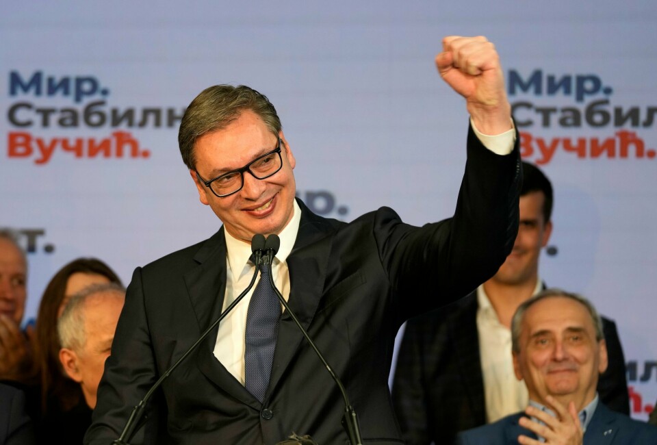 Den tidligere ultranasjonalisten Aleksandar Vucic har sikret seg fem nye år som president i Serbia, viser prognosene når nærmere 90 prosent av stemmene er talt opp. Foto: AP / NTB President Aleksandar Vucic påberoper seg seieren i søndagens valg. Han parti SNS, som har hatt makten siden 2012, ligger også an til å beholde makten. Foto: Darko Vojinovic / AP / NTB