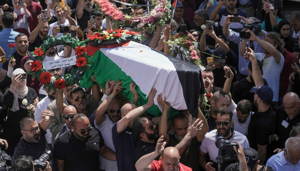 UKLARHET: Familie, venner og kollegaer av den drepte Al Jazeera-journalisten Shireen Abu Akleh bar torsdag kisten hennes til et sykehus i Øst-Jerusalem. Fortsatt er det uklart hvem som drepte henne. Foto: Mahmoud Illean / AP / NTB Familie, venner og kollegaer av den drepte Al Jazeera-journalisten Shireen Abu Akleh bar torsdag kisten hennes til et sykehus i Øst-Jerusalem. Fortsatt er det uklart hvem som drepte henne. Foto: Mahmoud Illean / AP / NTB