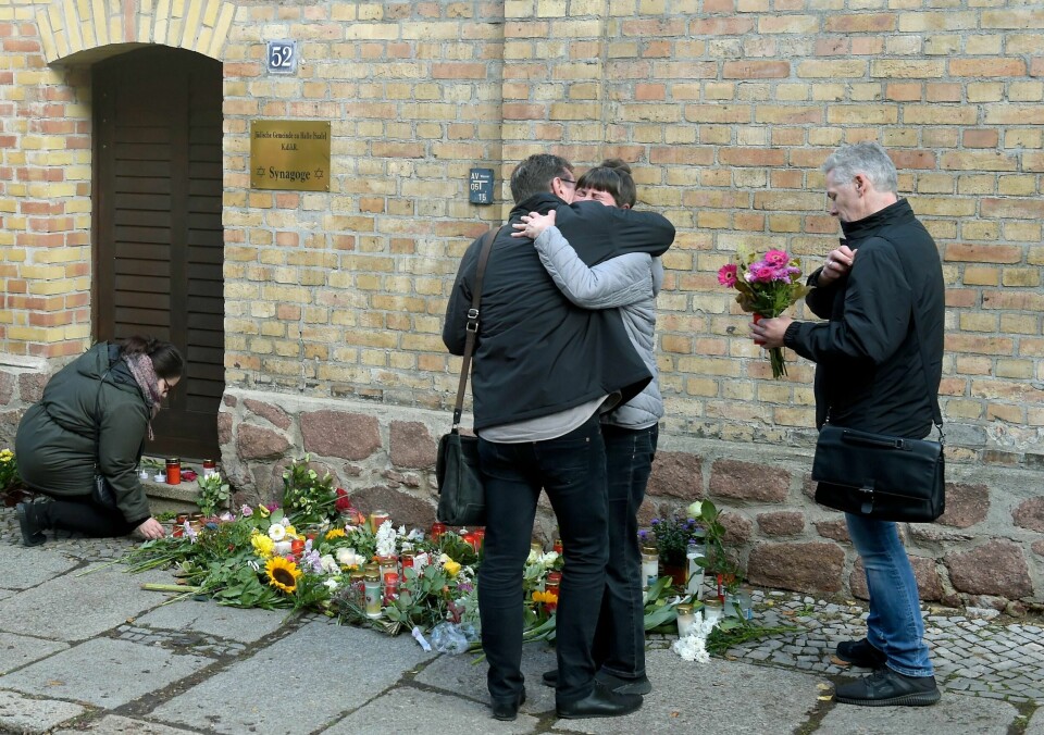 Folk samlet seg utenfor synagogen i Halle, Tyskland for å minnes de døde.