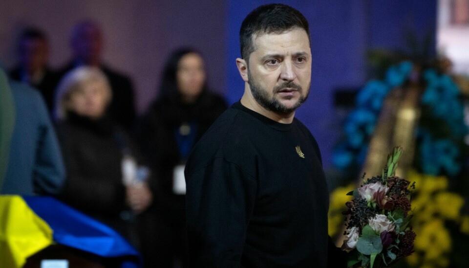 Ukrainas president Volodymyr Zelenskyj, her under en seremoni for dem som mistet livet i helikopterulykken i forrige uke. Da mistet han blant annet innenriksministeren. Nå har han valgt å bytte ut flere andre topper i sin nærmeste krets. Foto: Efrem Lukatskij / AP / NTB Ukrainas president Volodymyr Zelenskyj, her under en seremoni for dem som mistet livet i helikopterulykken i forrige uke. Da mistet han blant annet innenriksministeren. Nå har han valgt å bytte ut flere andre topper i sin nærmeste krets. Foto: Efrem Lukatskij / AP / NTB