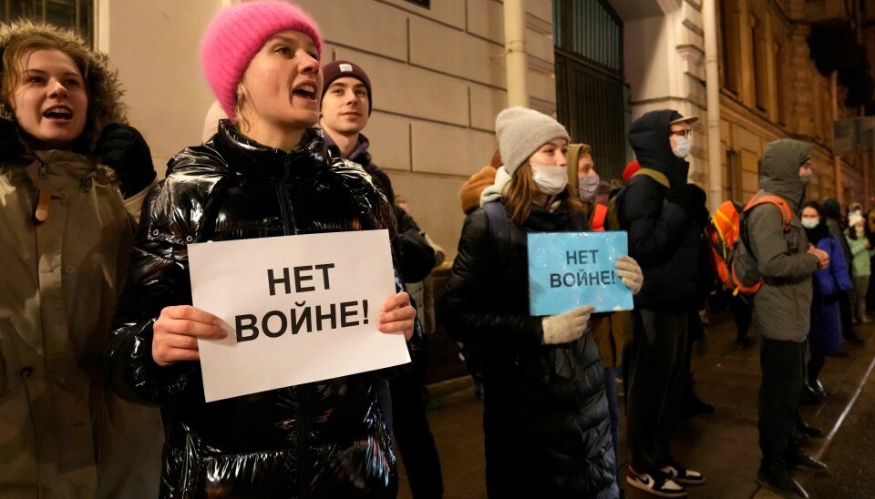 PROTEST: Plakater med «Ingen krig» i St.Petersburg samme dag som Russland invaderte Ukraina. Nå risikerer demonstranter bøter og fengsel om de ytrer seg mot krigen. Det er vågalt å markere motstand mot Russlands krig i Ukraina. Disse demonstrantene holdt opp plakater med «Ingen krig» under en markering i St. Petersburg i februar. Mange av demonstrantene ble pågrepet. Foto: AP / NTB