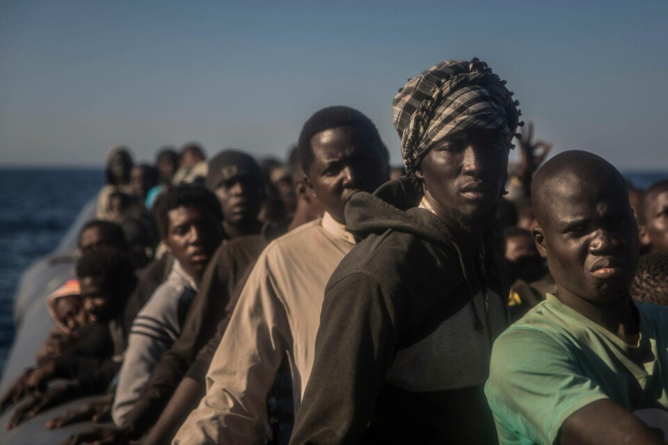 FNs utviklingsprogram (UNDP) har intervjuet nesten 2.000 migranter fra 39 afrikanske land som alle sier de er kommet til Europa på ulovlig vis og ikke for å søke beskyttelse. 93 prosent opplyste at de opplevde farer på reisen, men bare 2 prosent sier de ville latt være om de kjente risikoen. Disse flyktningene fra ullike afrikanske land sitter i en overfylt gummibåt utenfor Sabratha i Libya.