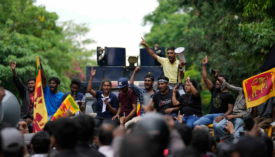 Demonstranter i Colombo fredag som krever at president Gotabaya Rajapaksa går av. Foto: Eranga Jayawardena / AP / NTB Demonstranter i Colombo fredag som krever at president Gotabaya Rajapaksa går av. Foto: Eranga Jayawardena / AP / NTB