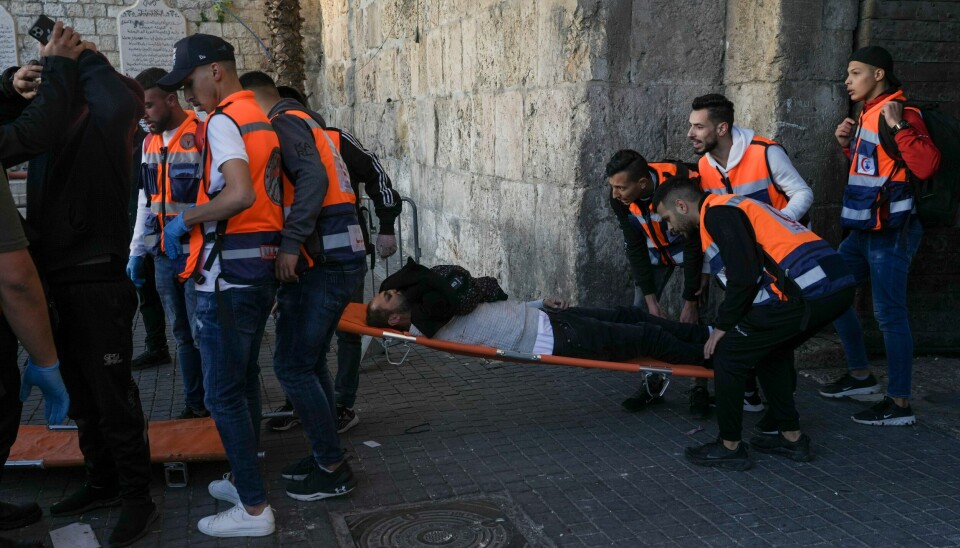 SKADET: Israelsk politi rykket inn mot palestinere ved al-Aqsa-moskeen i Øst-Jerusalem fredag. Flere titalls er skadd. Israelsk politi rykket inn mot palestinere ved al-Aqsa-moskeen i Øst-Jerusalem fredag. Flere titalls er skadd. Foto: Mahmoud Illean / AP / NTB