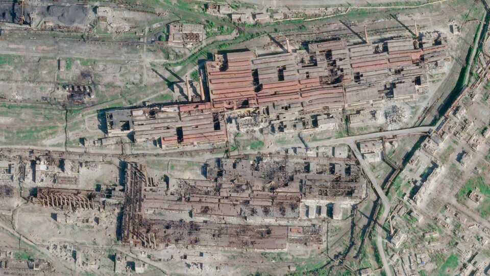 Dette satellittbildet fra 1. mai viser store skader på stålverket Azovstal i Mariupol. Rundt 100 sivile ble evakuert søndag. Fra ukrainsk hold hevdes det at russerne gjenopptok bombingen straks evakueringen var over. Foto: Planet Labs PBC / AP / NTB Satellittbilder fra Planet Labs PBC søndag viser skadene på stålverket Azovstal i Mariupol. Azovstal har et stort nettverk med underjordiske tunneler fra den kalde krigen. Foto: Planet Labs PBC via AP / NTB