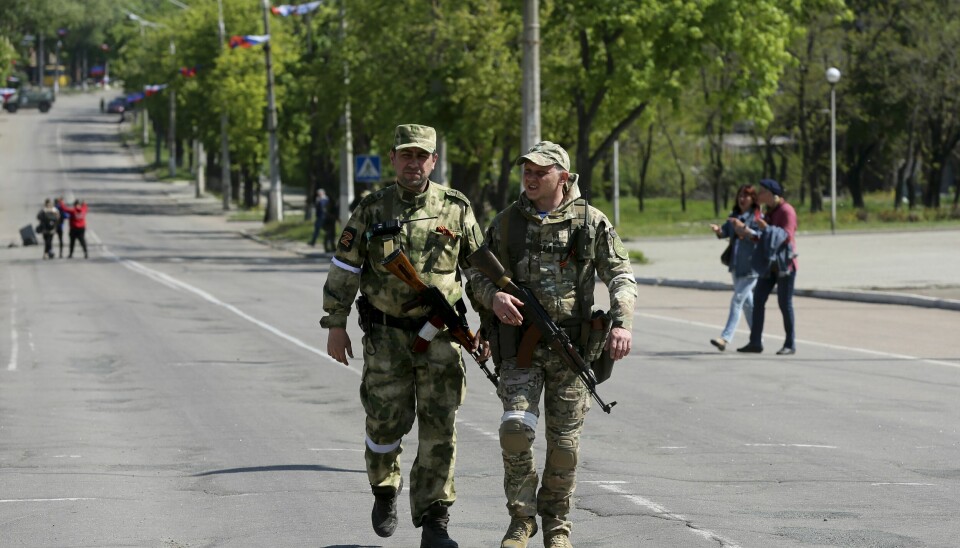 DEPORTERER: Prorussiske separatistsoldater i Mariupol. Ifølge USA har tusenvis av ukrainere blitt tvangsdeportert til Russland eller russisk-kontrollert territorium i Ukraina siden krigen brøt ut. Angivelig blir folk utsatt for brutale avhør og filtrert ut om de er motstandere av invasjonen. Foto: Aleksej Aleksandrov / AP / NTB Prorussiske separatistsoldater i Mariupol. Ifølge USA har tusenvis av ukrainere blitt tvangsdeportert til Russland eller russisk-kontrollert territorium i Ukraina siden krigen brøt ut. Angivelig blir folk utsatt for brutale avhør og filtrert ut om de er motstandere av invasjonen. Foto: Aleksej Aleksandrov / AP / NTB