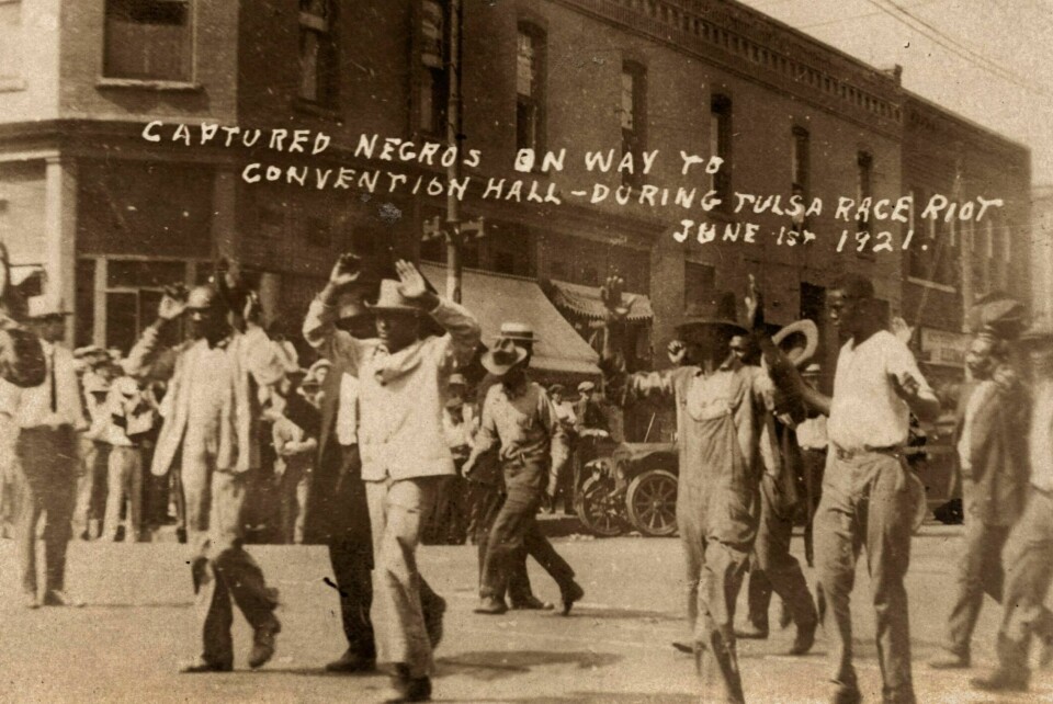 MASSAKRE: Det historiske bildet viser en gruppe svarte menn som føres av gårde av væpnede menn 1. juni 1921, dagen for den store massakren i Tulsa. Foto: AP-NTB Det historiske bildet viser en gruppe svarte menn som føres av gårde av væpnede menn 1. juni 1921, dagen for den store massakren i Tulsa. Foto: AP-NTB