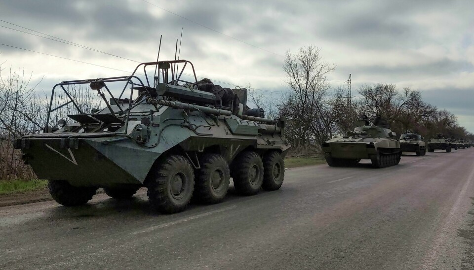 En russisk militærkolonne fotografert i et område kontrollert av russisk-støttede separatister i nærheten av Mariupol i april. Russiske styrker rullet inn i Ukraina 24. februar i år. Det russiske forsvarsbudsjettet økte med 2,9 prosent i fjor, men utgjorde likevel bare drøyt 8 prosent av USAs. Foto: AP / NTB