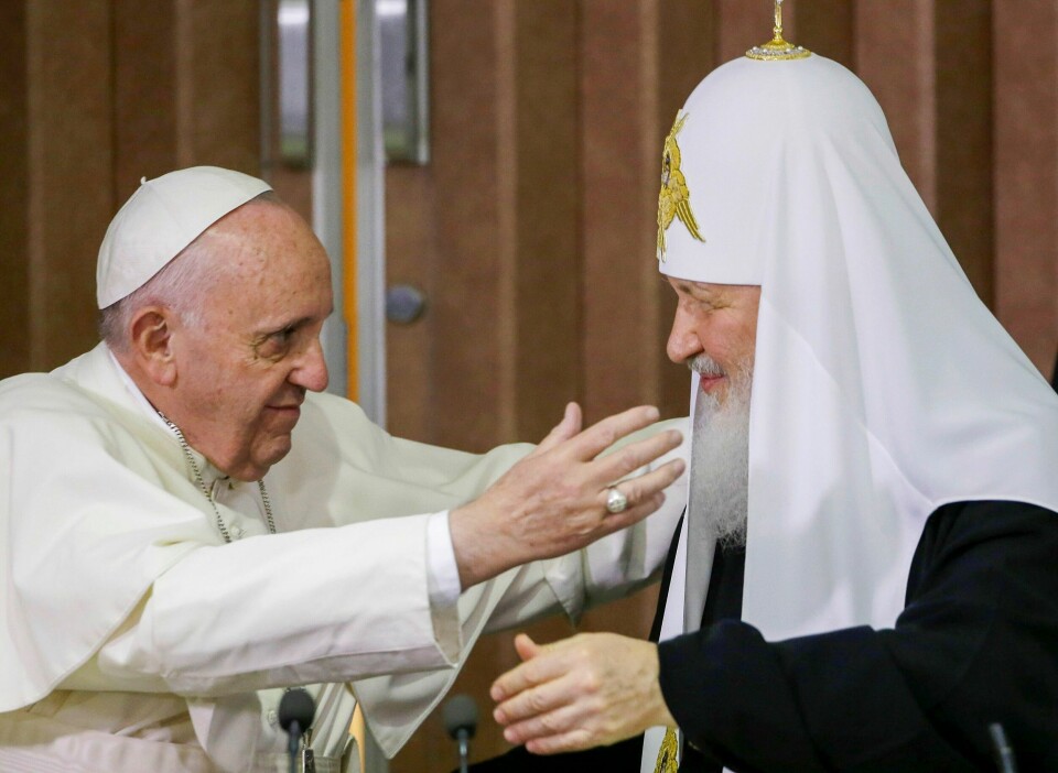 KIRILL: Patriark Kirill (til høyre) under et møte med pave Frans i 2016. Patriark Kirill (til høyre) under et møte med pave Frans i 2016. Foto: Gregorio Borgia / AP / NTB