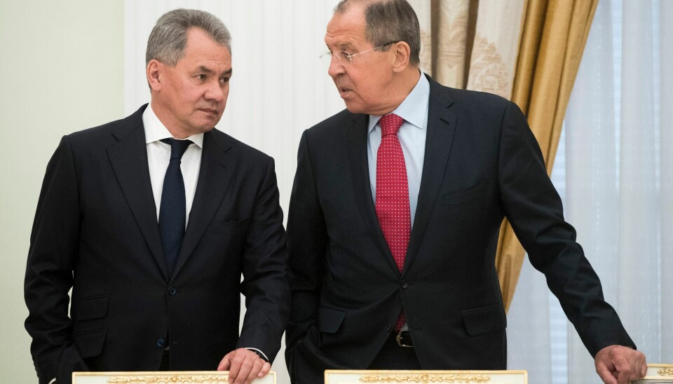 Russlands forsvarsminister Sergej Sjojgu og utenriksminister Sergej Lavrov snakker sammen under et møte i 2017. Russlands forsvarsminister Sergej Sjojgu og utenriksminister Sergej Lavrov snakker sammen under et møte i 2017. Arkivfoto: Pavel Golovkin / AP / NTB