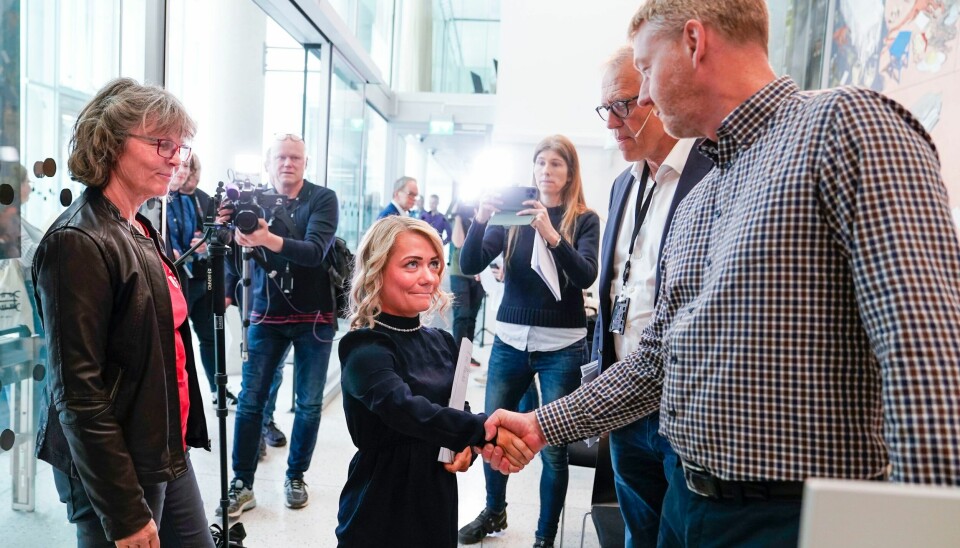 ENIGHET: Landbruks- og matminister Sandra Borch (Sp) (i midten), leder Bjørn Gimming i Norges Bondelag (t.h.) og leder Kjersti Hoff i Norsk Bonde- og Småbrukarlag (t.v.) er blitt enige om årets jordbruksoppgjør. Bildet viser fra venstre leder Kjersti Hoff i Norsk Bonde- og Småbrukarlag, Landbruks- og matminister Sandra Borch og leder Bjørn Gimming i Norges Bondelag. De er blitt enige om årets jordbruksoppgjør.