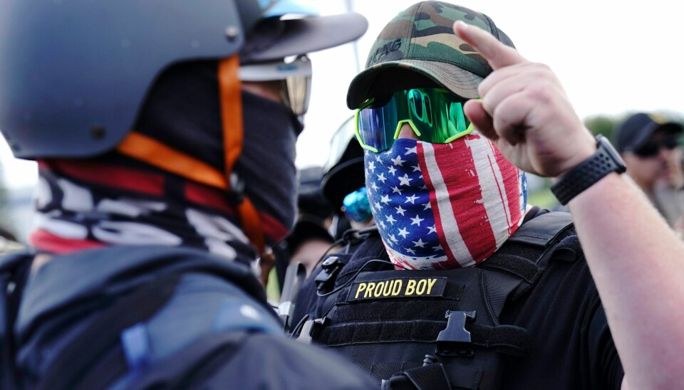 Høyreekstreme grupper som Proud Boys kan komme til å ty til vold dersom Donald Trump taper neste ukes presidentvalg, frykter mange. Foto: AP / NTB